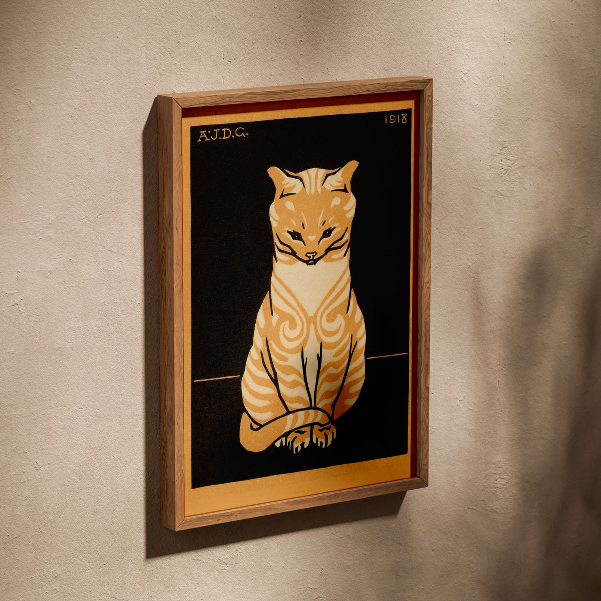 Chat Assis - Julie de Graag - Affiche Art Animalier, affiche dans un cadre en chêne posé de biais sur un mur texturé