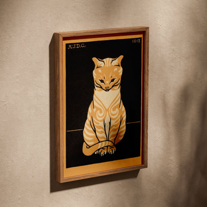 Chat Assis - Julie de Graag - Affiche Art Animalier, affiche dans un cadre en chêne posé de biais sur un mur texturé