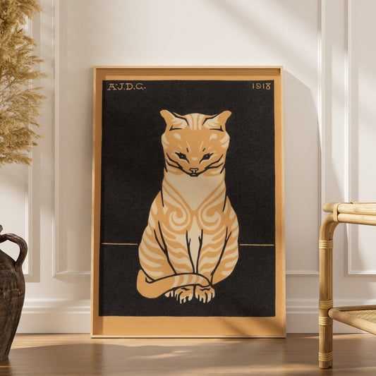 Chat Assis - Julie de Graag - Affiche Art Animalier, affiche encadrée dans un intérieur élégant, herbes séchées et chaise en 
