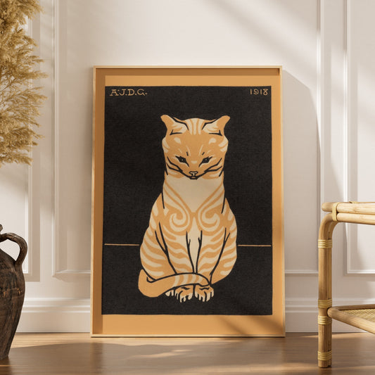 Chat Assis - Julie de Graag - Affiche Art Animalier, affiche encadrée dans un intérieur élégant, herbes séchées et chaise en 