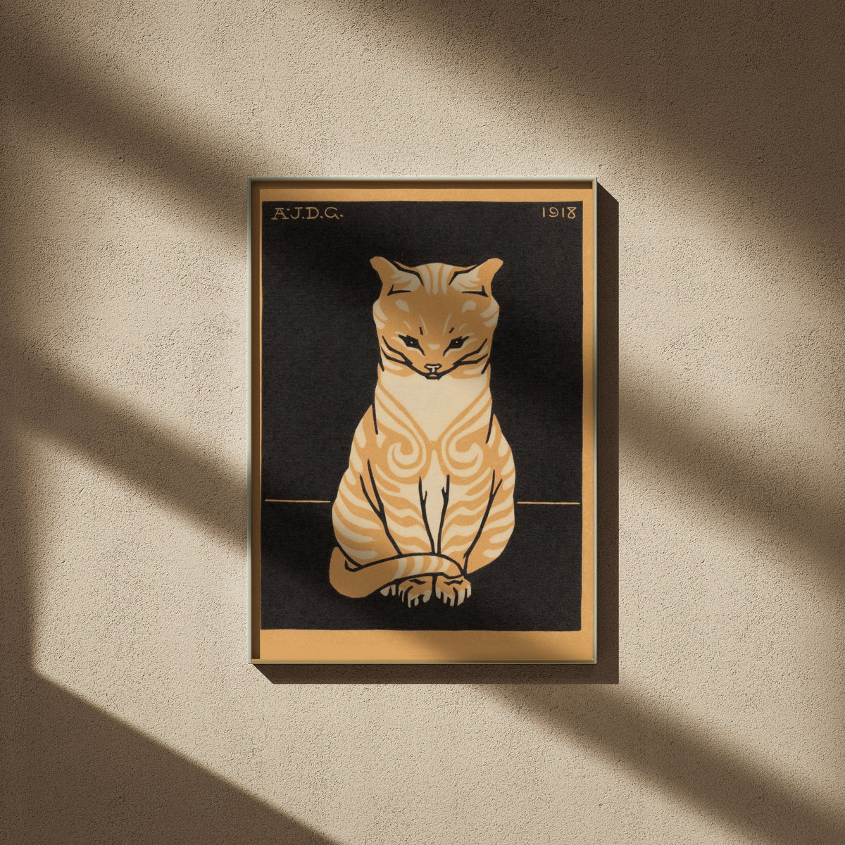 Chat Assis - Julie de Graag - Affiche Art Animalier, affiche encadrée sur un mur beige, ombres de fenêtre