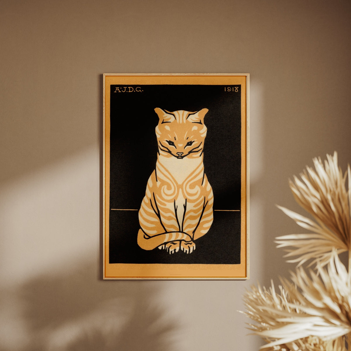 Chat Assis - Julie de Graag - Affiche Art Animalier, affiche encadrée sur un mur beige, pampas au premier plan