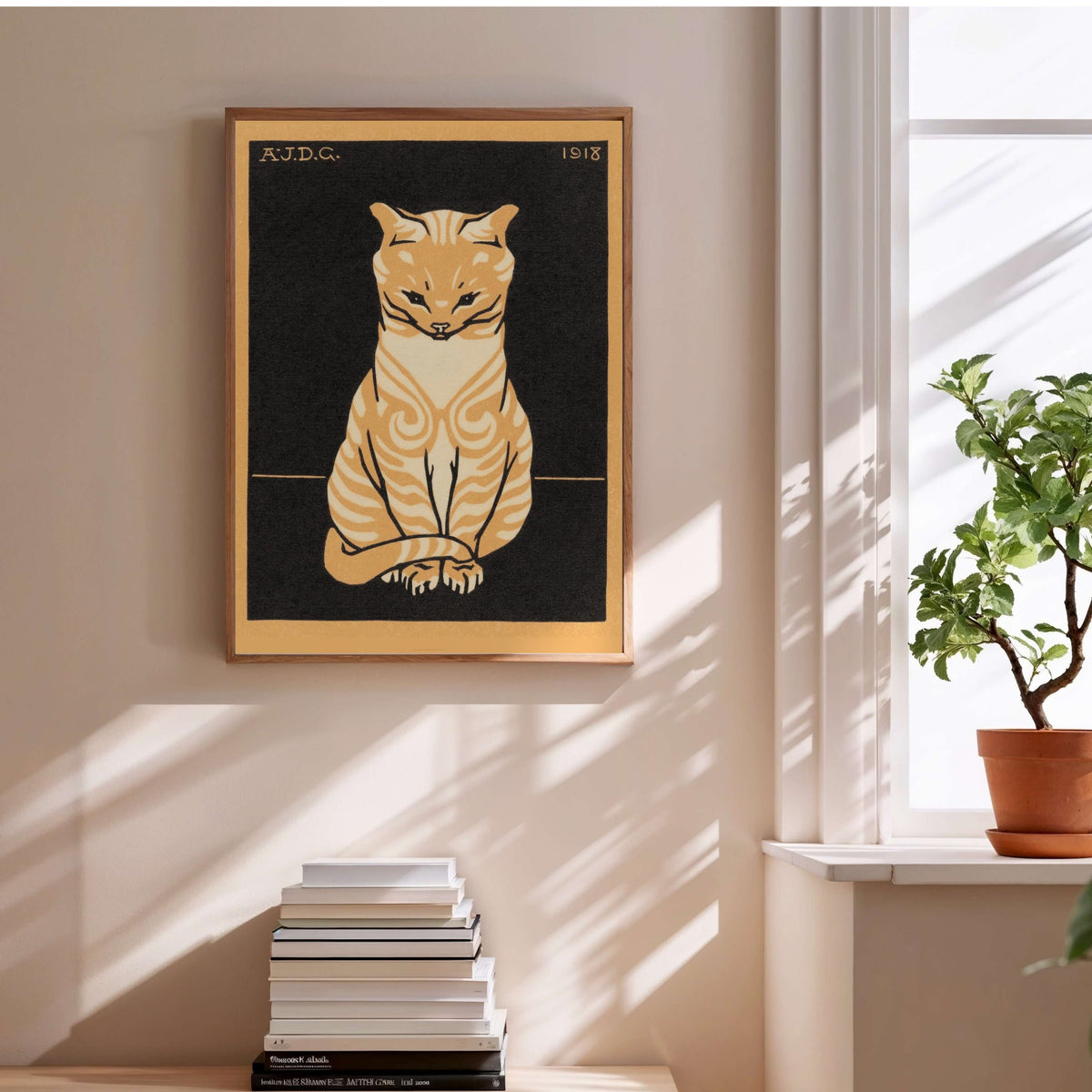Chat Assis - Julie de Graag - Affiche Art Animalier, affiche encadrée au-dessus d'une pile de livres