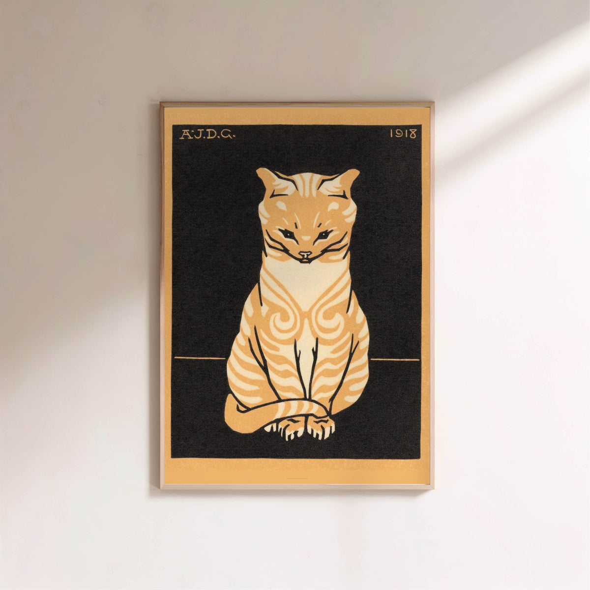 Chat Assis - Julie de Graag - Affiche Art Animalier, affiche encadrée sur un mur clair