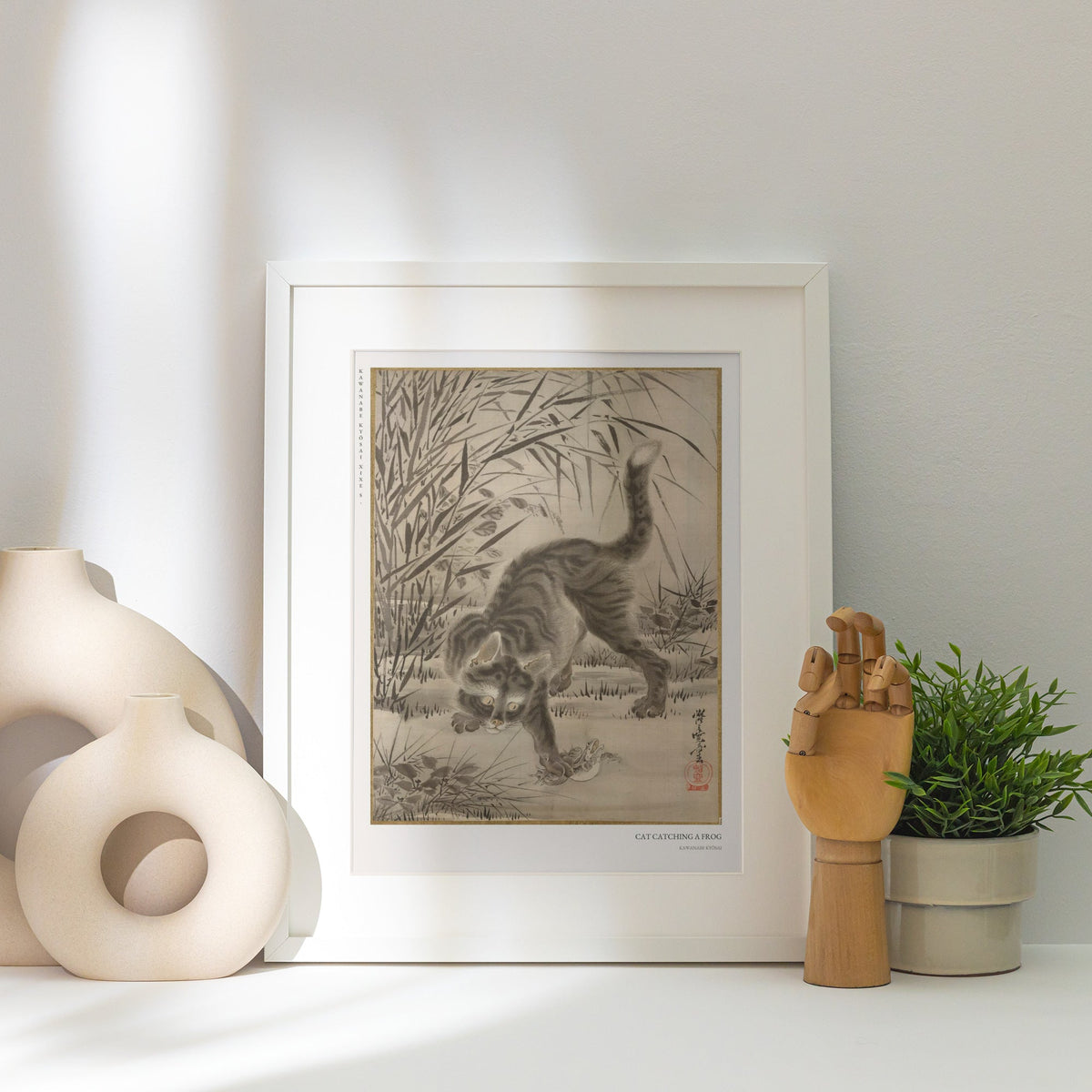 Chat et Grenouille - Kawanabe Kyōsai - Affiche Japonaise, affiche encadrée posée près d'un vase blanc, lumière rasante