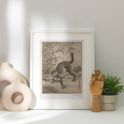 Chat et Grenouille - Kawanabe Kyōsai - Affiche Japonaise, affiche encadrée posée près d'un vase blanc, lumière rasante
