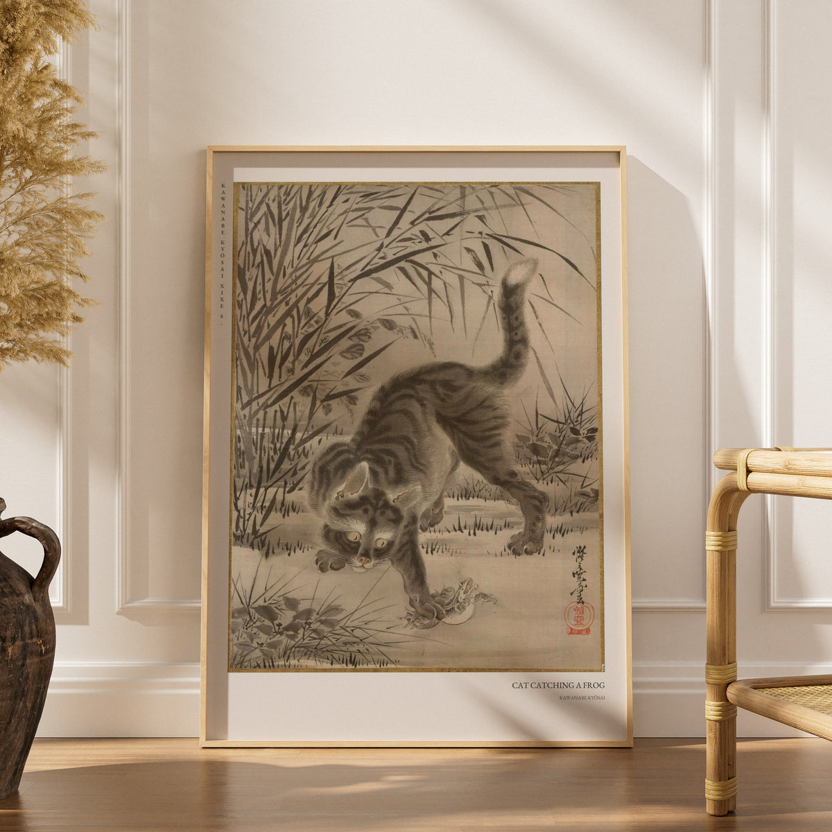 Chat et Grenouille - Kawanabe Kyōsai - Affiche Japonaise, affiche encadrée dans un intérieur élégant, herbes séchées et chais