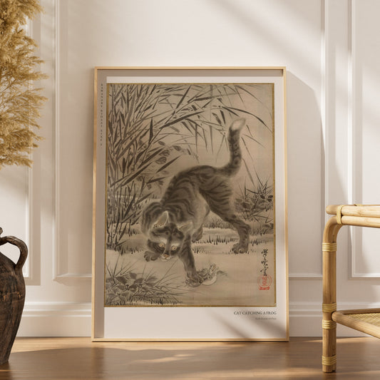 Chat et Grenouille - Kawanabe Kyōsai - Affiche Japonaise, affiche encadrée dans un intérieur élégant, herbes séchées et chais