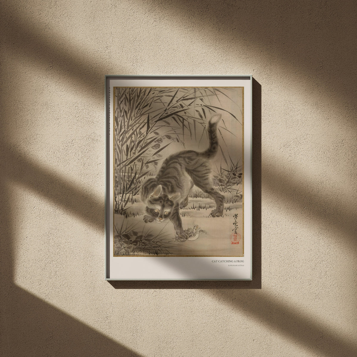Chat et Grenouille - Kawanabe Kyōsai - Affiche Japonaise, affiche encadrée sur un mur beige, ombres de fenêtre