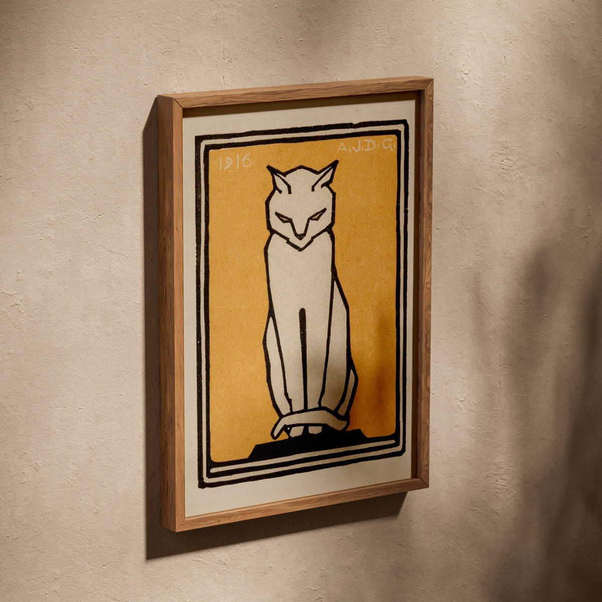 Chat Blanc Fond Jaune - Julie de Graag - Affiche Animaux, affiche dans un cadre en chêne posé de biais sur un mur texturé