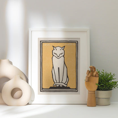 Chat Blanc Fond Jaune - Julie de Graag - Affiche Animaux, affiche encadrée posée près d'un vase blanc, lumière rasante