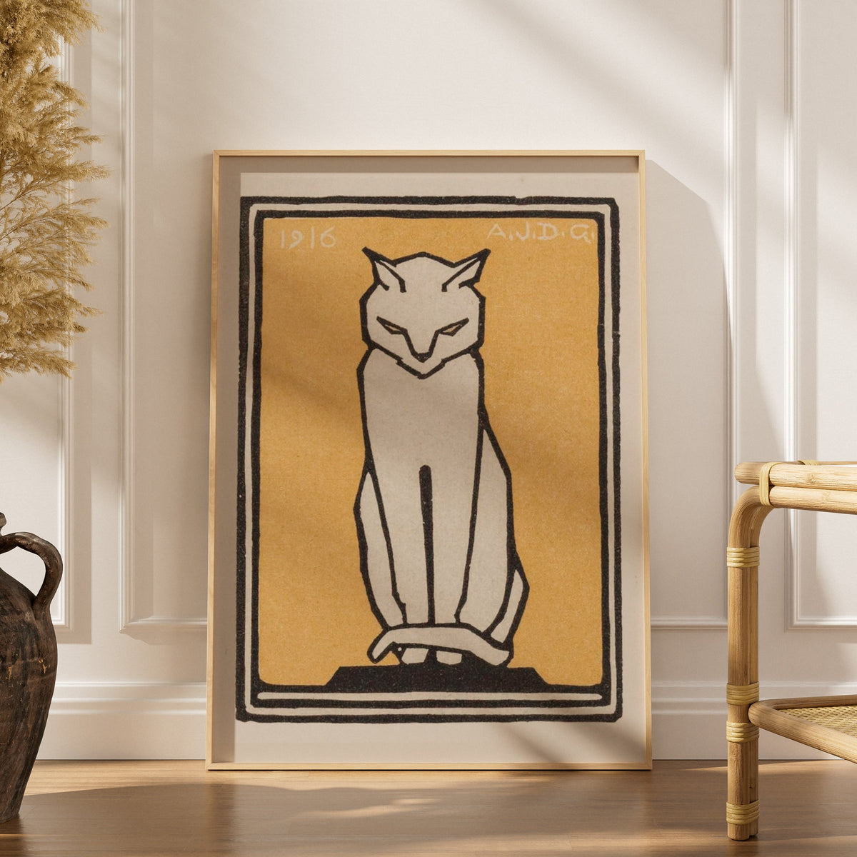 Chat Blanc Fond Jaune - Julie de Graag - Affiche Animaux, affiche encadrée dans un intérieur élégant, herbes séchées et chais