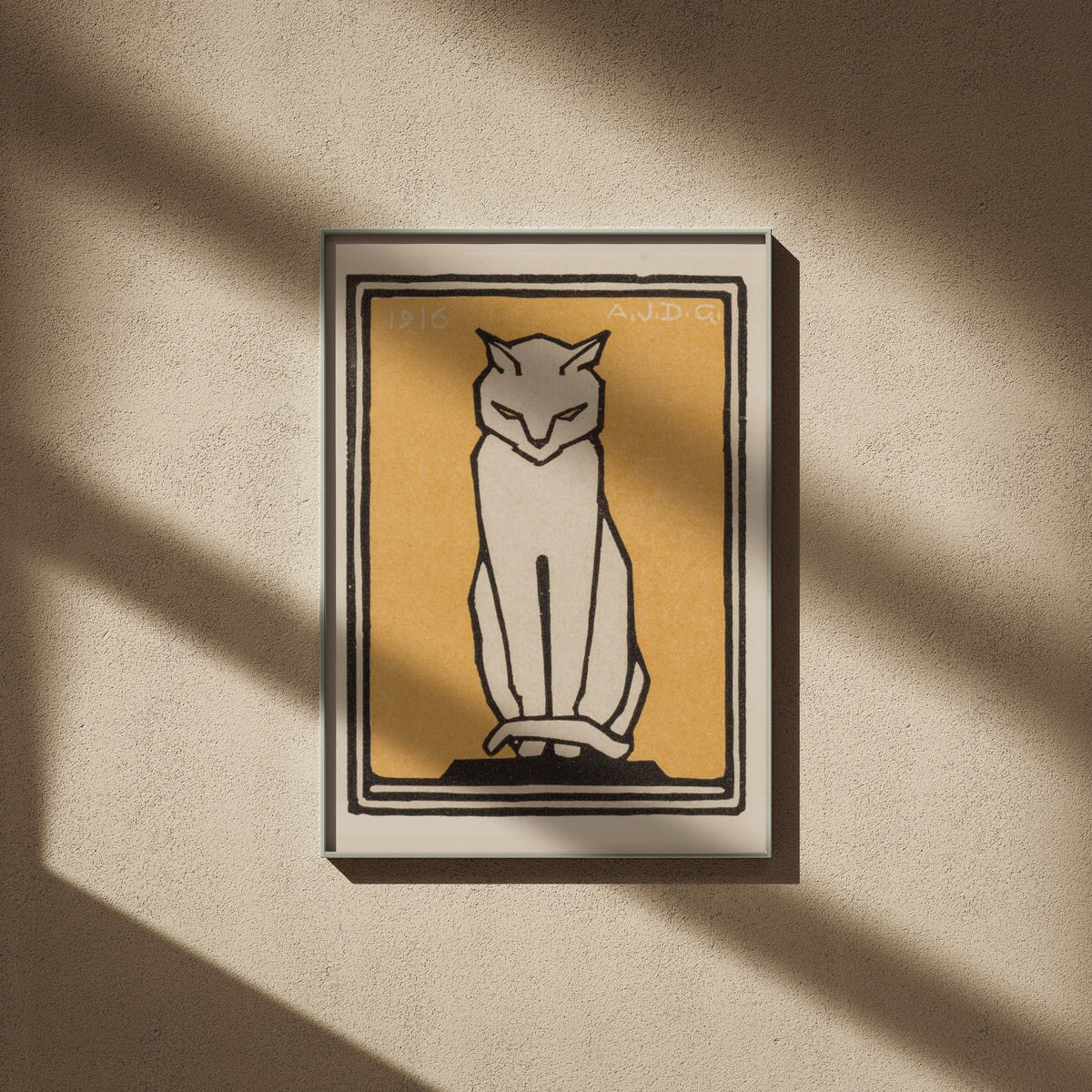 Chat Blanc Fond Jaune - Julie de Graag - Affiche Animaux, affiche encadrée sur un mur beige, ombres de fenêtre