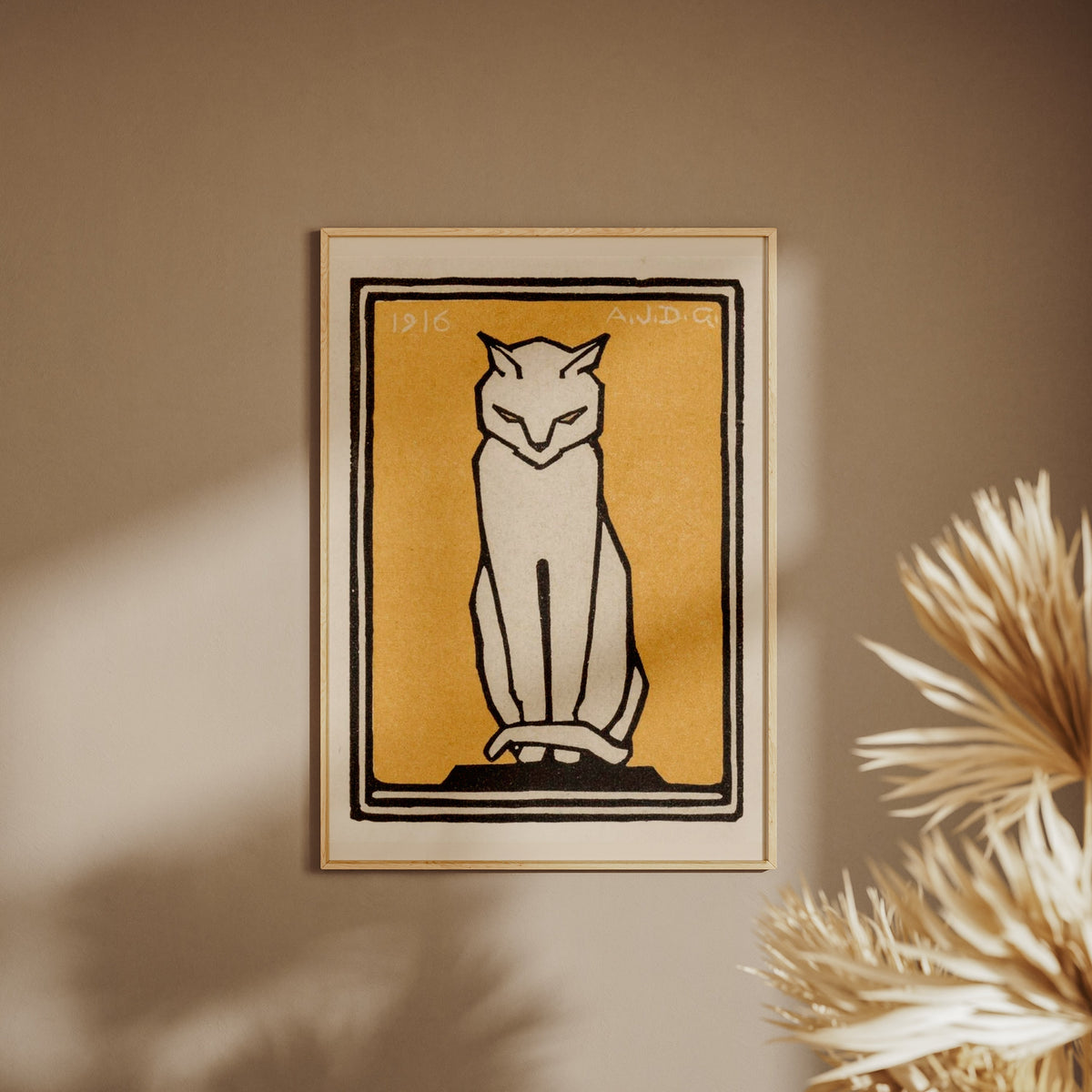 Chat Blanc Fond Jaune - Julie de Graag - Affiche Animaux, affiche encadrée sur un mur beige, pampas au premier plan