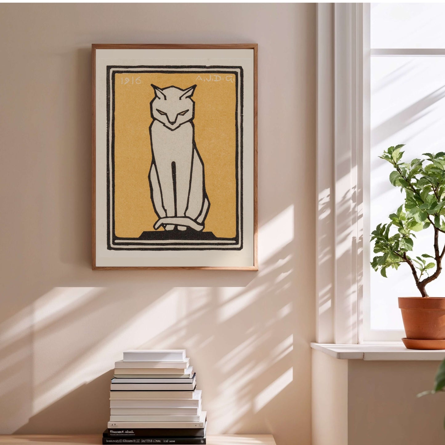 Chat Blanc sur Fond Jaune - Julie de Graag - Affiche Art Animalier en situation