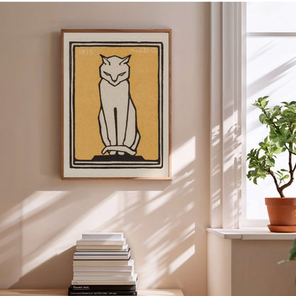 Chat Blanc Fond Jaune - Julie de Graag - Affiche Animaux, affiche encadrée au-dessus d'une pile de livres