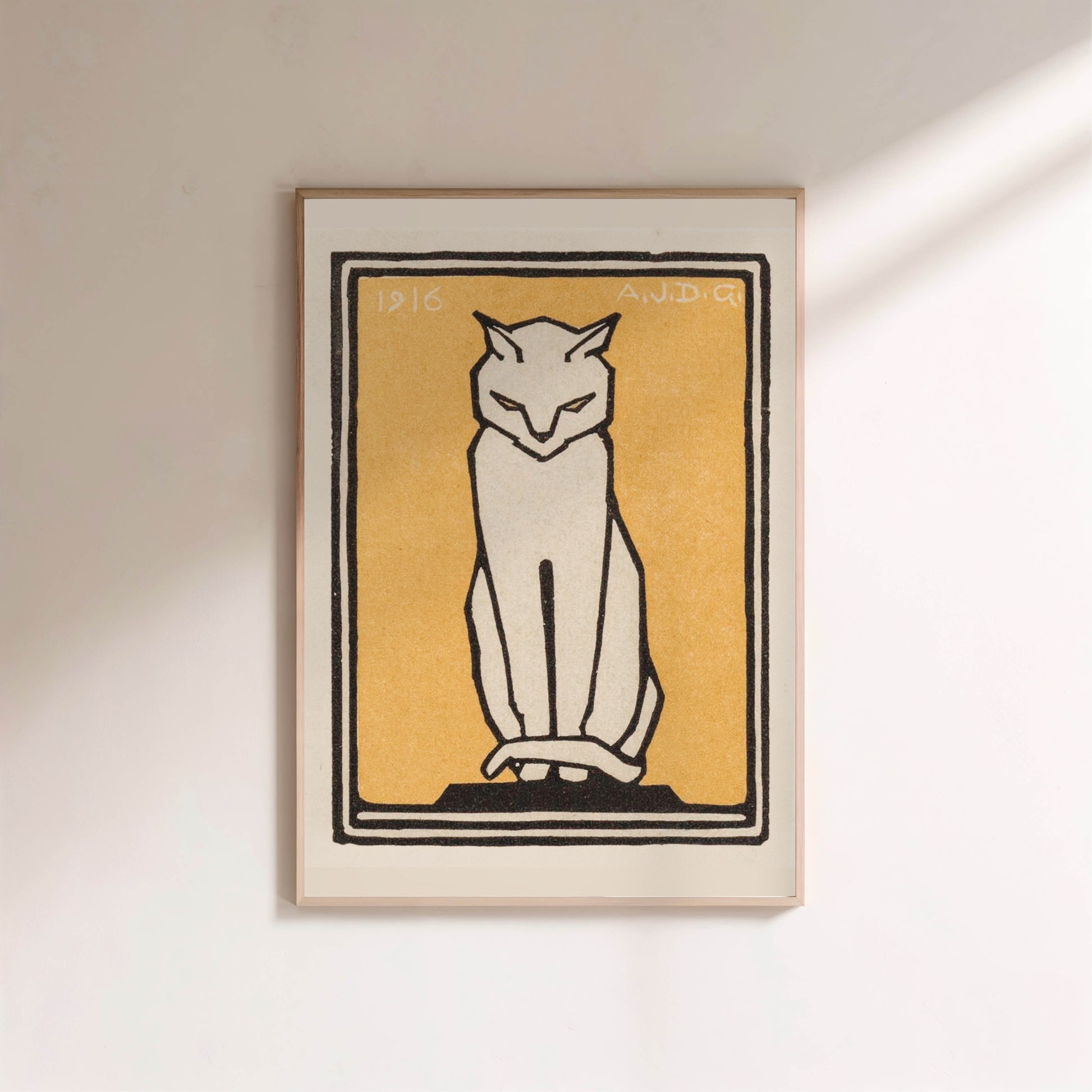 Chat Blanc sur Fond Jaune - Julie de Graag - Affiche Art Animalier en situation