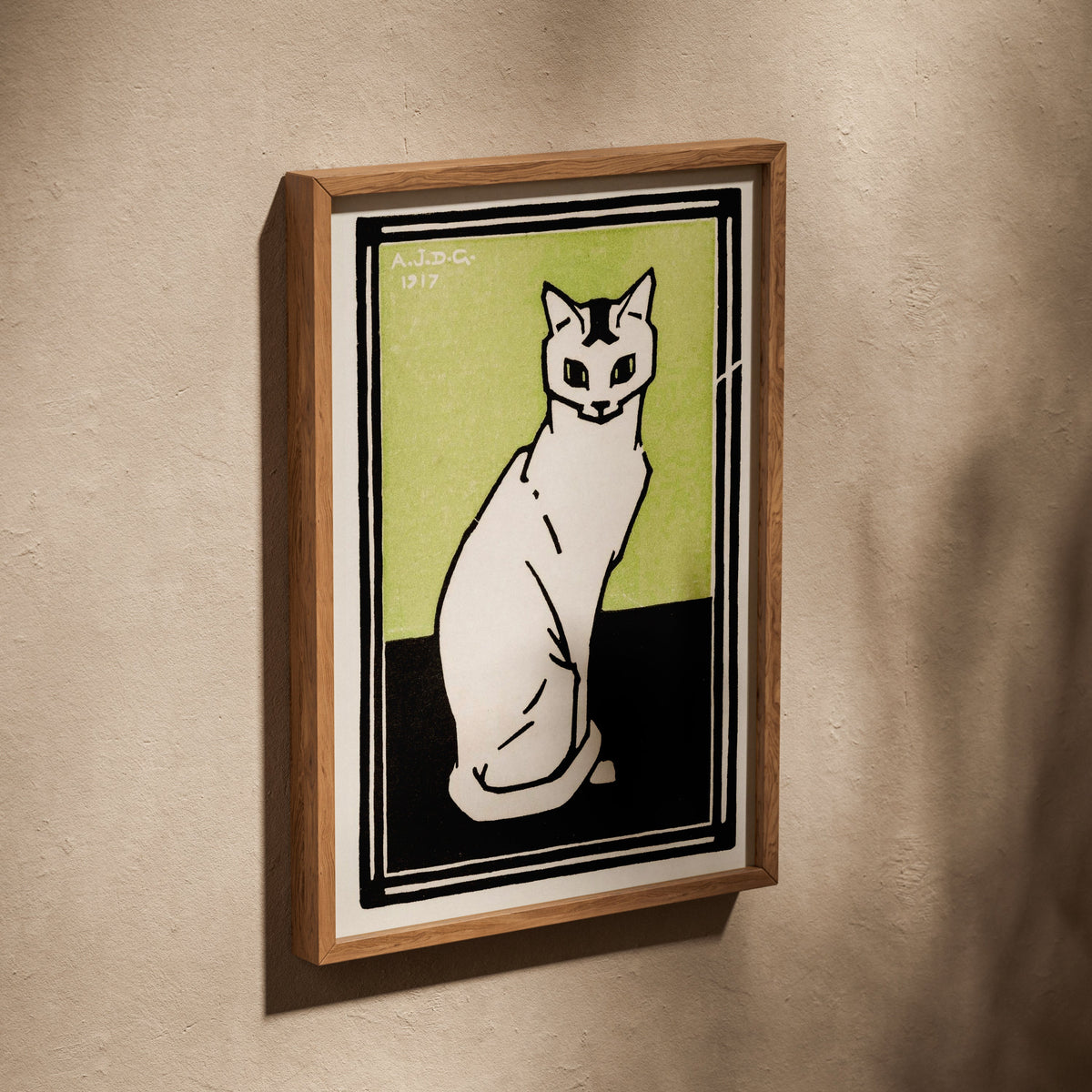Chat Blanc - Julie de Graag - Affiche Illustration Animaux, affiche dans un cadre en chêne posé de biais sur un mur texturé