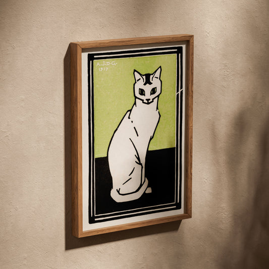 Chat Blanc - Julie de Graag - Affiche Illustration Animaux, affiche dans un cadre en chêne posé de biais sur un mur texturé
