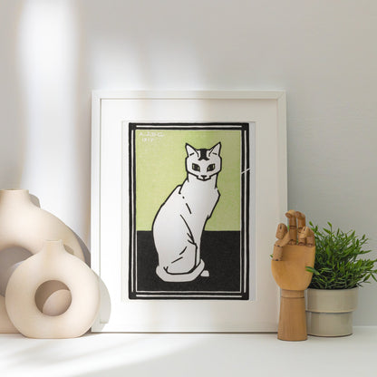 Chat Blanc - Julie de Graag - Affiche Illustration Animaux, affiche encadrée posée près d'un vase blanc, lumière rasante