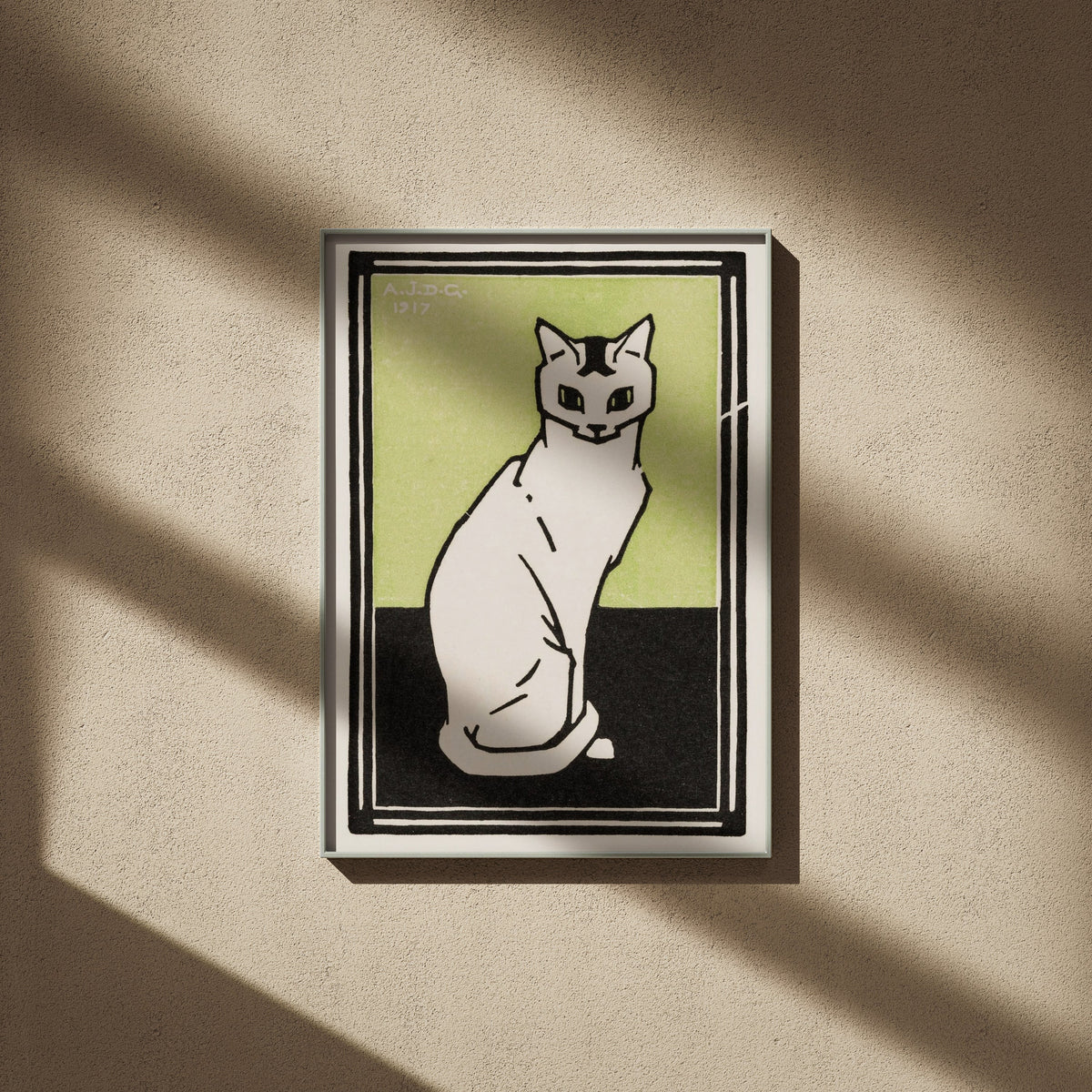 Chat Blanc - Julie de Graag - Affiche Illustration Animaux, affiche encadrée sur un mur beige, ombres de fenêtre