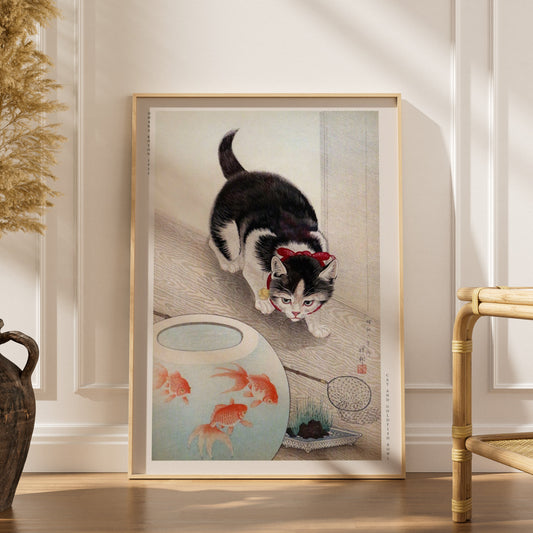 Chat et Poissons Rouges - Ohara Koson - Affiche Japonaise, affiche encadrée dans un intérieur élégant, herbes séchées et chai
