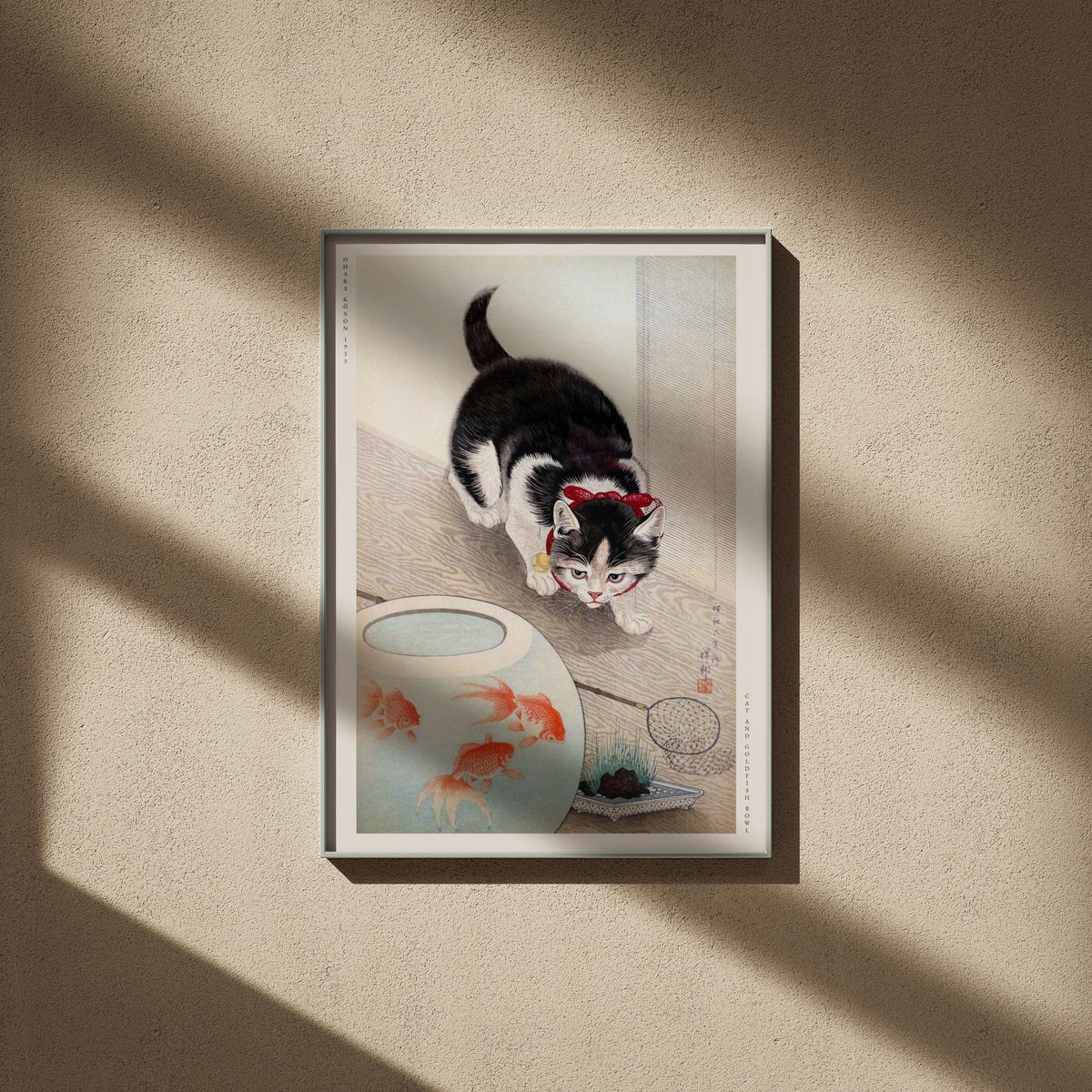 Chat et Poissons Rouges - Ohara Koson - Affiche Japonaise, affiche encadrée sur un mur beige, ombres de fenêtre