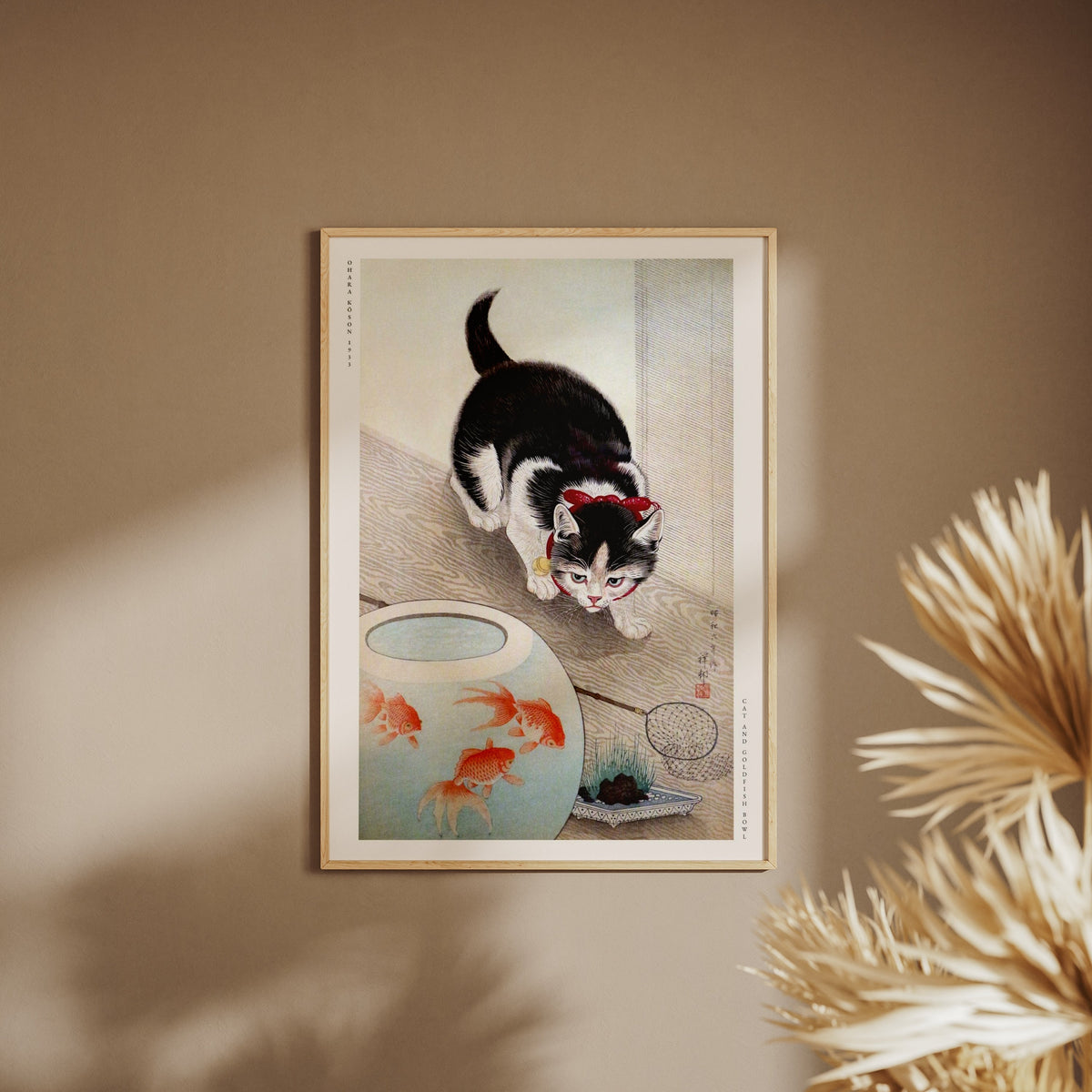 Chat et Poissons Rouges - Ohara Koson - Affiche Japonaise, affiche encadrée sur un mur beige, pampas au premier plan