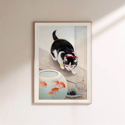 Chat et Poissons Rouges - Ohara Koson - Affiche Japonaise, affiche encadrée sur un mur clair