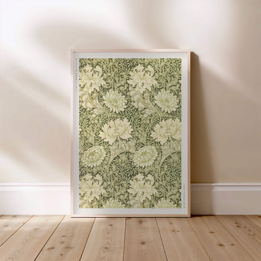 Chrysanthemum - William Morris - Affiche Arts & Crafts, affiche encadrée posée au sol, cadre bois clair