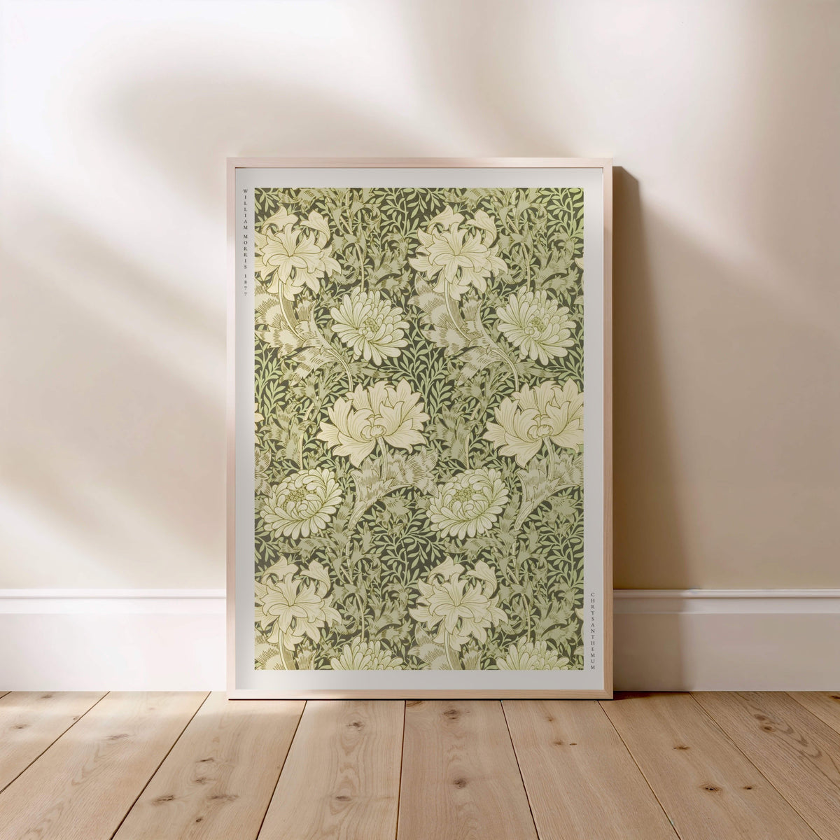 Chrysanthemum - William Morris - Affiche Arts & Crafts, affiche encadrée posée au sol, cadre bois clair