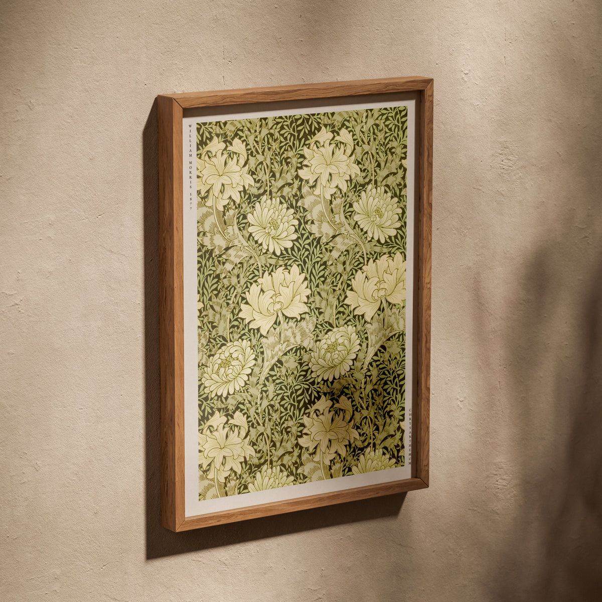 Chrysanthemum - William Morris - Affiche Arts & Crafts, affiche dans un cadre en chêne posé de biais sur un mur texturé