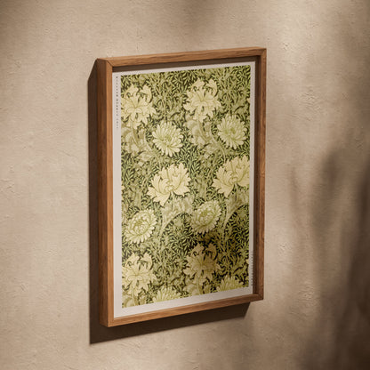 Chrysanthemum - William Morris - Affiche Arts & Crafts, affiche dans un cadre en chêne posé de biais sur un mur texturé