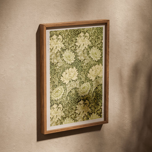 Chrysanthemum - William Morris - Affiche Arts & Crafts, affiche dans un cadre en chêne posé de biais sur un mur texturé