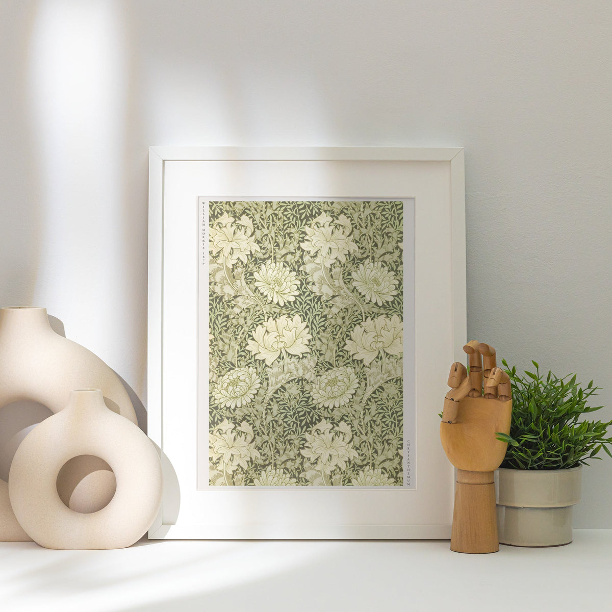 Chrysanthemum - William Morris - Affiche Arts & Crafts, affiche encadrée posée près d'un vase blanc, lumière rasante