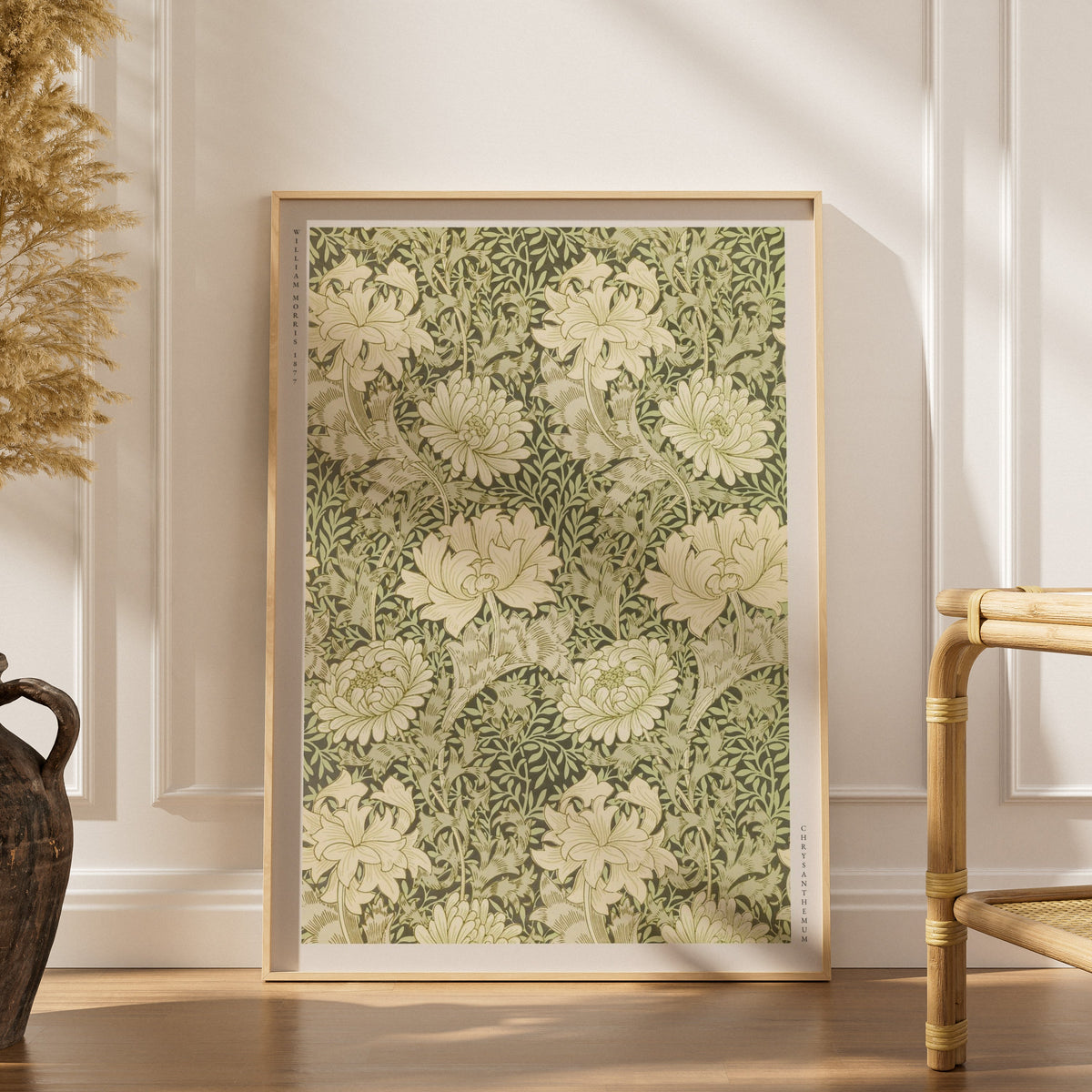 Chrysanthemum - William Morris - Affiche Arts & Crafts, affiche encadrée dans un intérieur élégant, herbes séchées et chaise 