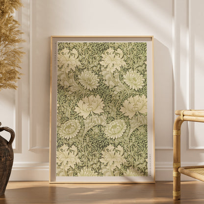 Chrysanthemum - William Morris - Affiche Arts & Crafts, affiche encadrée dans un intérieur élégant, herbes séchées et chaise 