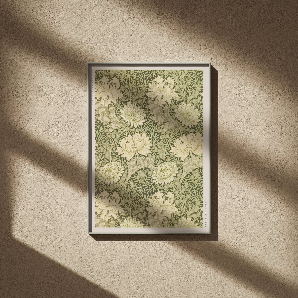 Chrysanthemum - William Morris - Affiche Arts & Crafts, affiche encadrée sur un mur beige, ombres de fenêtre