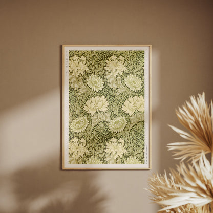 Chrysanthemum - William Morris - Affiche Arts & Crafts, affiche encadrée sur un mur beige, pampas au premier plan