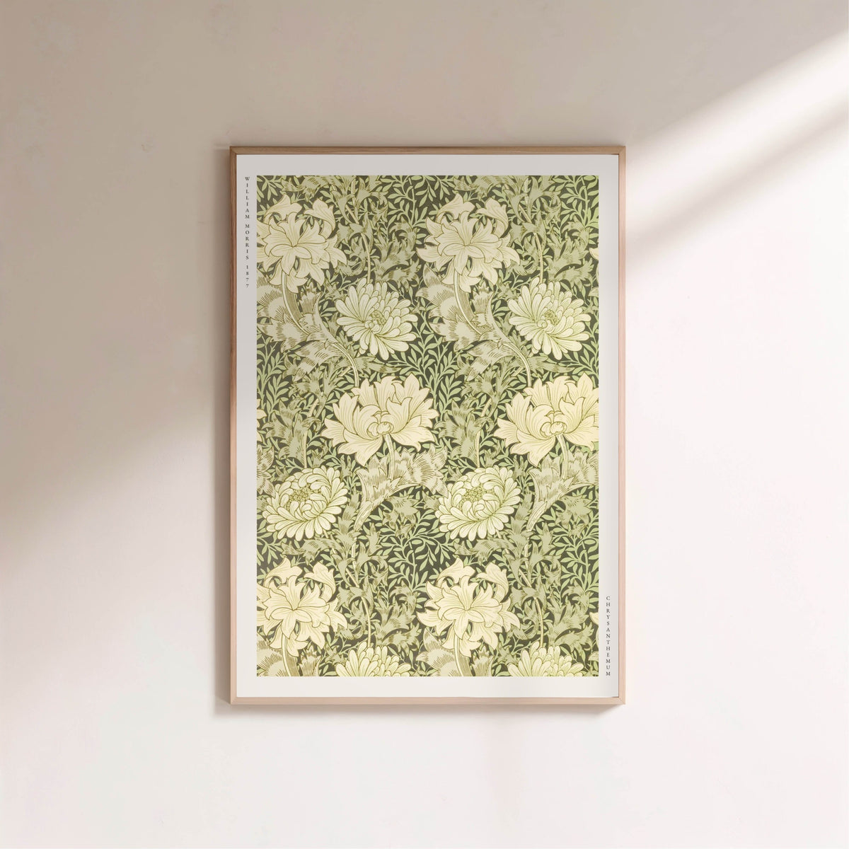 Chrysanthemum - William Morris - Affiche Arts & Crafts, affiche encadrée sur un mur clair