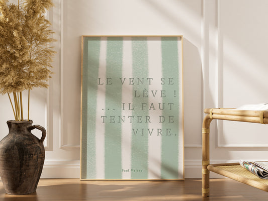Affiche citation "Le vent se lève… il faut tenter de vivre", affiche encadrée dans un intérieur élégant, cadre bois clair
