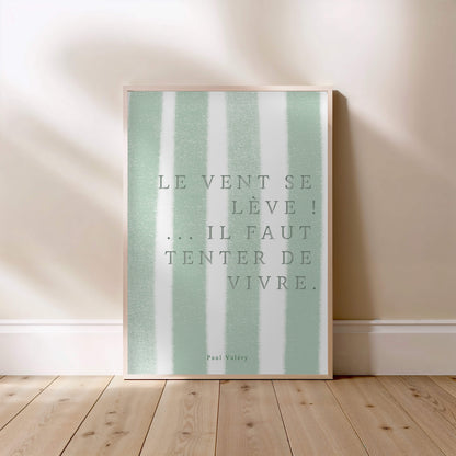 Affiche citation "Le vent se lève… il faut tenter de vivre", affiche encadrée posée au sol, cadre bois clair