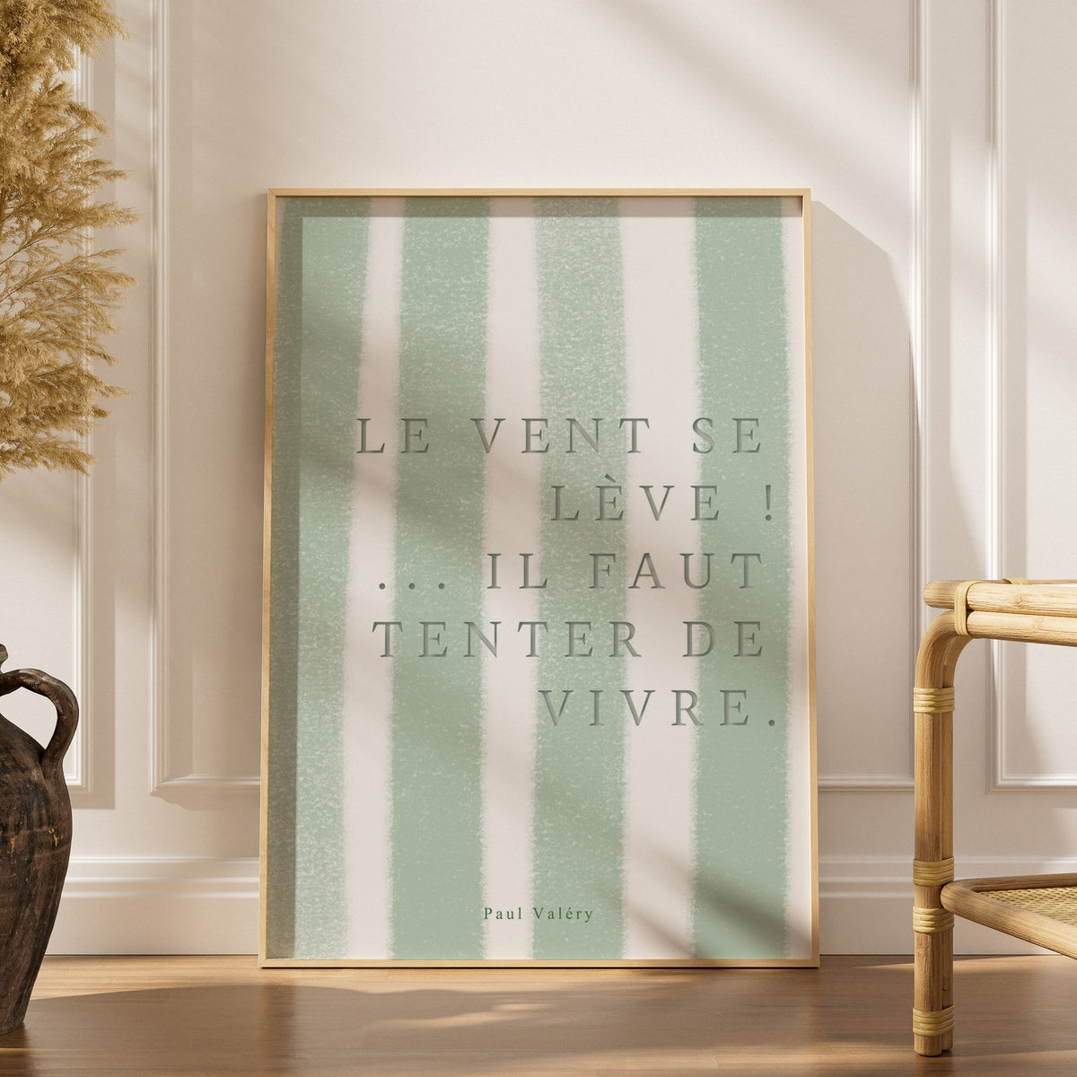 Affiche citation "Le vent se lève… il faut tenter de vivre", affiche encadrée dans un intérieur élégant, herbes séchées et ch