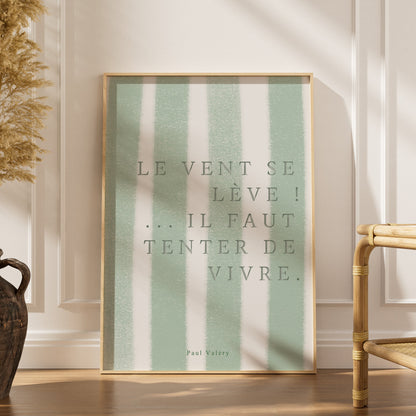 Affiche citation "Le vent se lève… il faut tenter de vivre", affiche encadrée dans un intérieur élégant, herbes séchées et ch