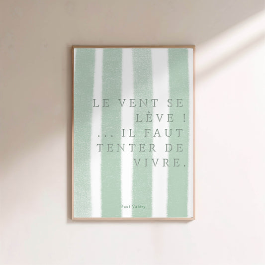 Affiche citation "Le vent se lève… il faut tenter de vivre" en situation