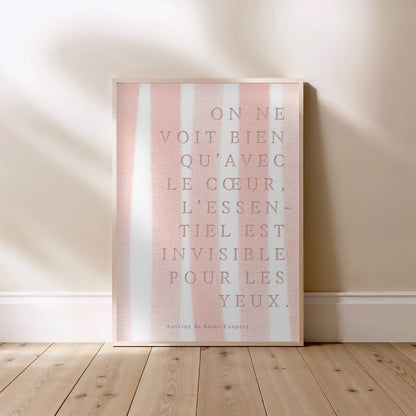 On ne voit bien qu'avec le cœur... | Poster Citation, affiche encadrée posée au sol, cadre bois clair