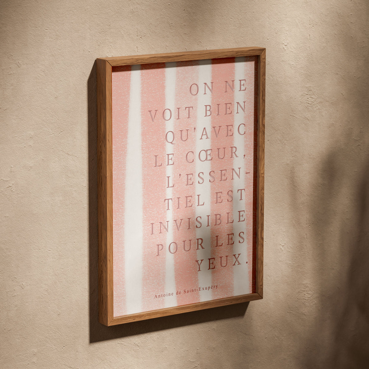 On ne voit bien qu'avec le cœur... | Poster Citation, affiche dans un cadre en chêne posé de biais sur un mur texturé