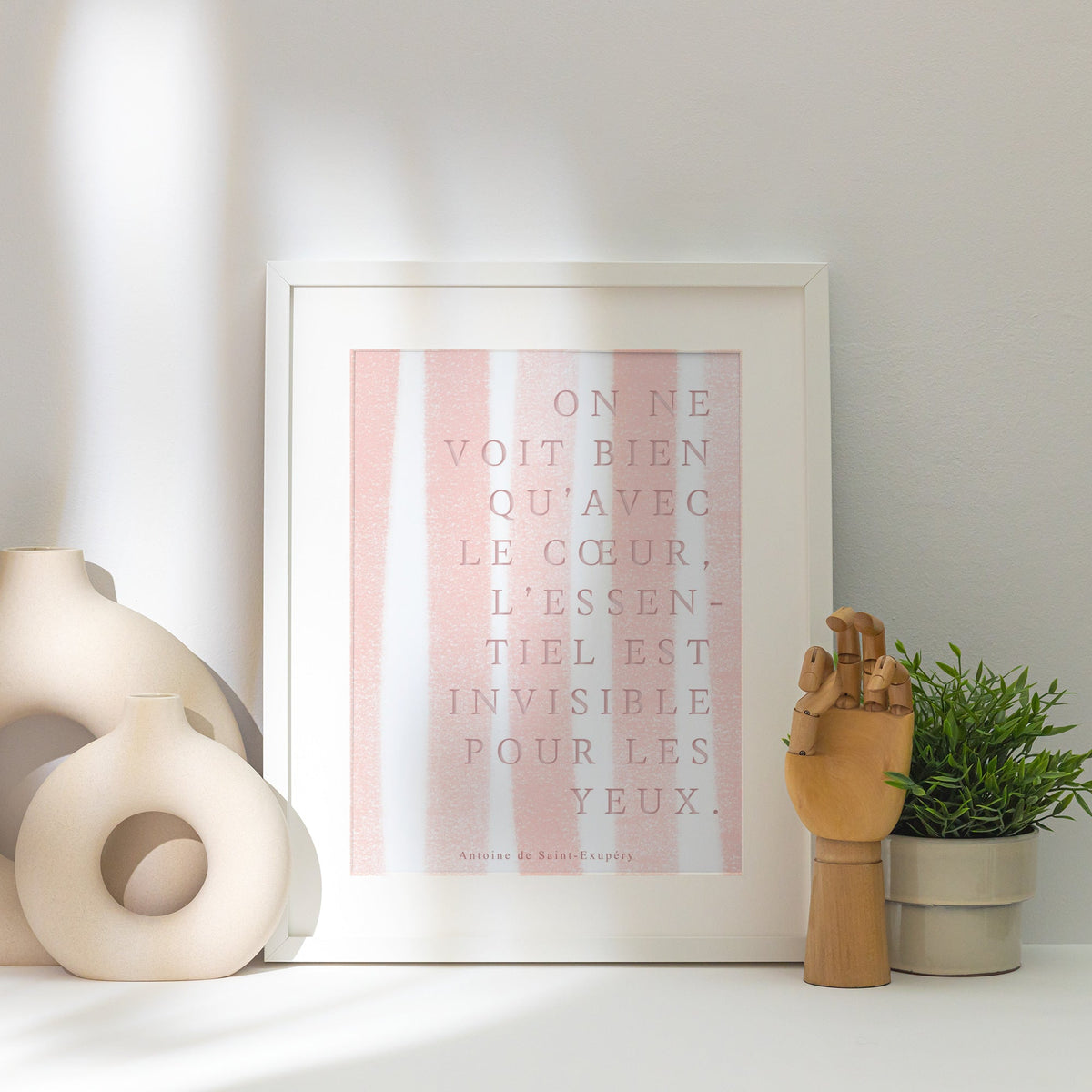 On ne voit bien qu'avec le cœur... | Poster Citation, affiche encadrée posée près d'un vase blanc, lumière rasante
