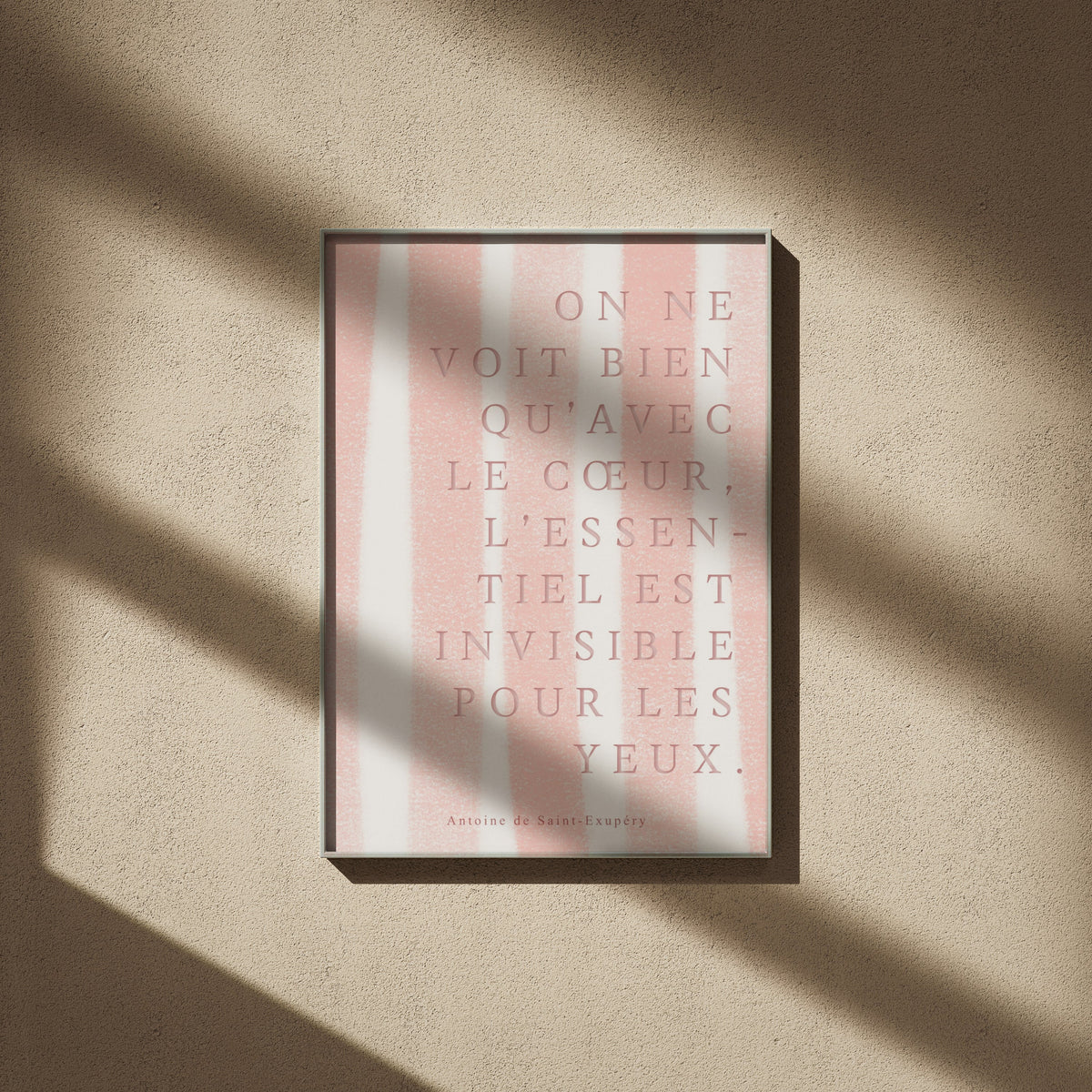 On ne voit bien qu'avec le cœur... | Poster Citation, affiche encadrée sur un mur beige, ombres de fenêtre