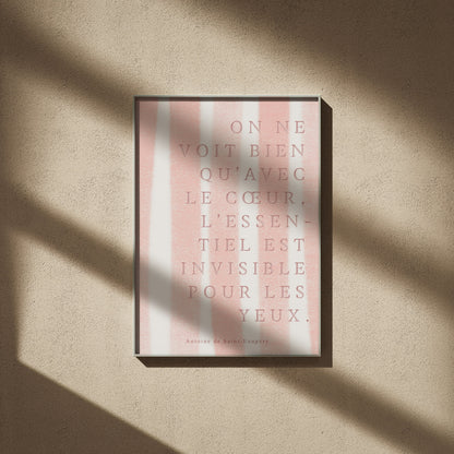 On ne voit bien qu'avec le cœur... | Poster Citation, affiche encadrée sur un mur beige, ombres de fenêtre
